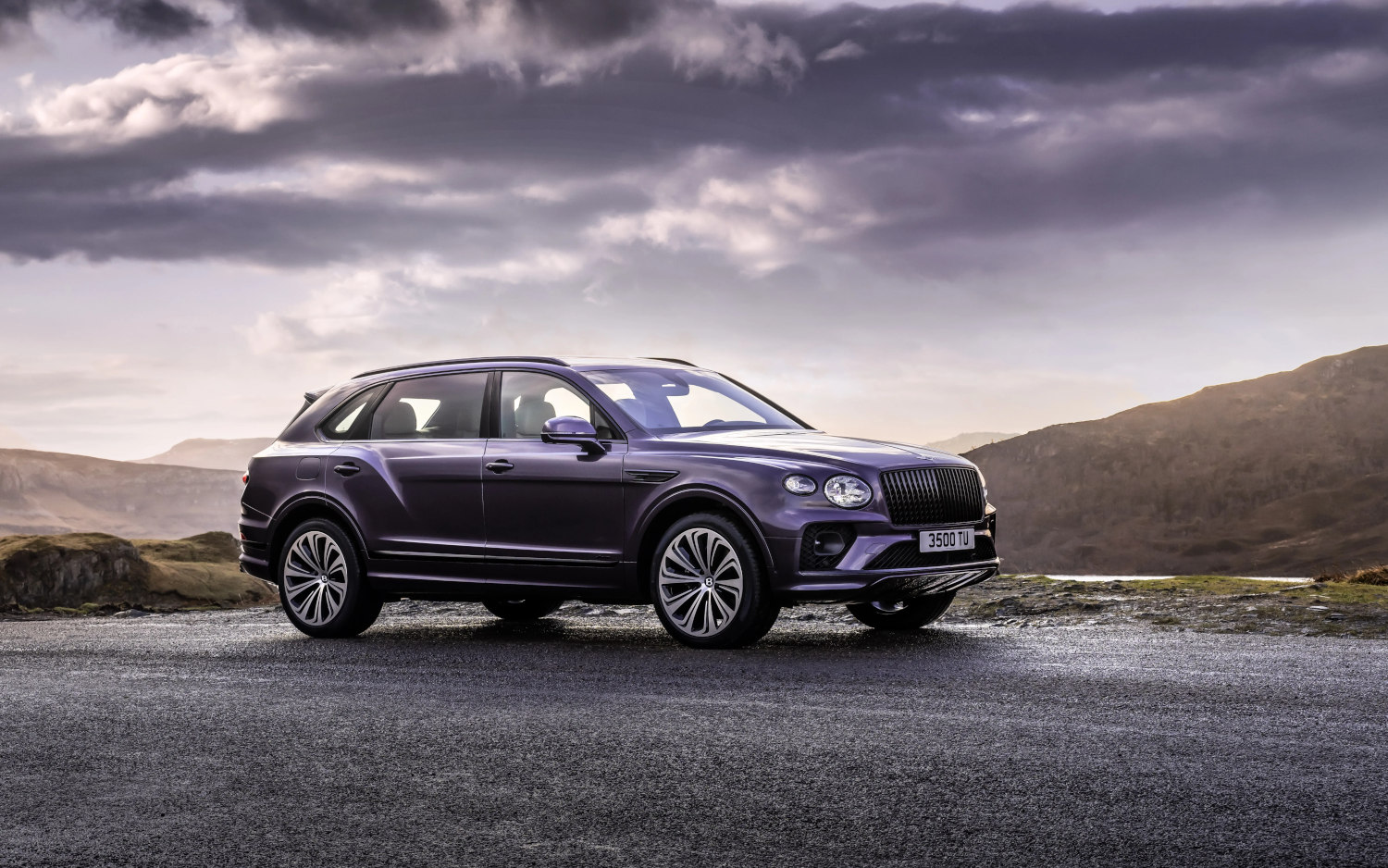 Comparison Bentley Bentayga EWB 2023 Vs Maserati Levante Hybrid 